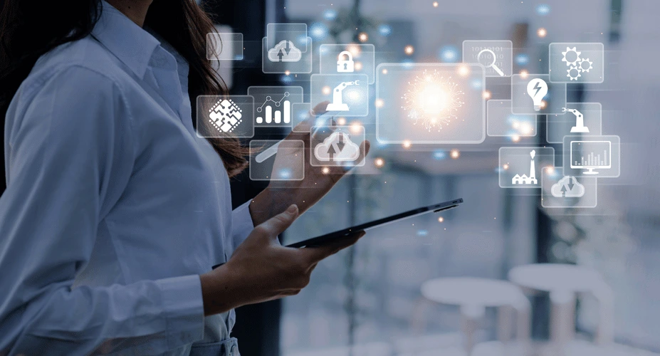 Equipo de emibytes trabajando en un proyecto de software